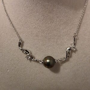 Silver Pearl Pendant Necklace with Dark Tahitian Pearl -